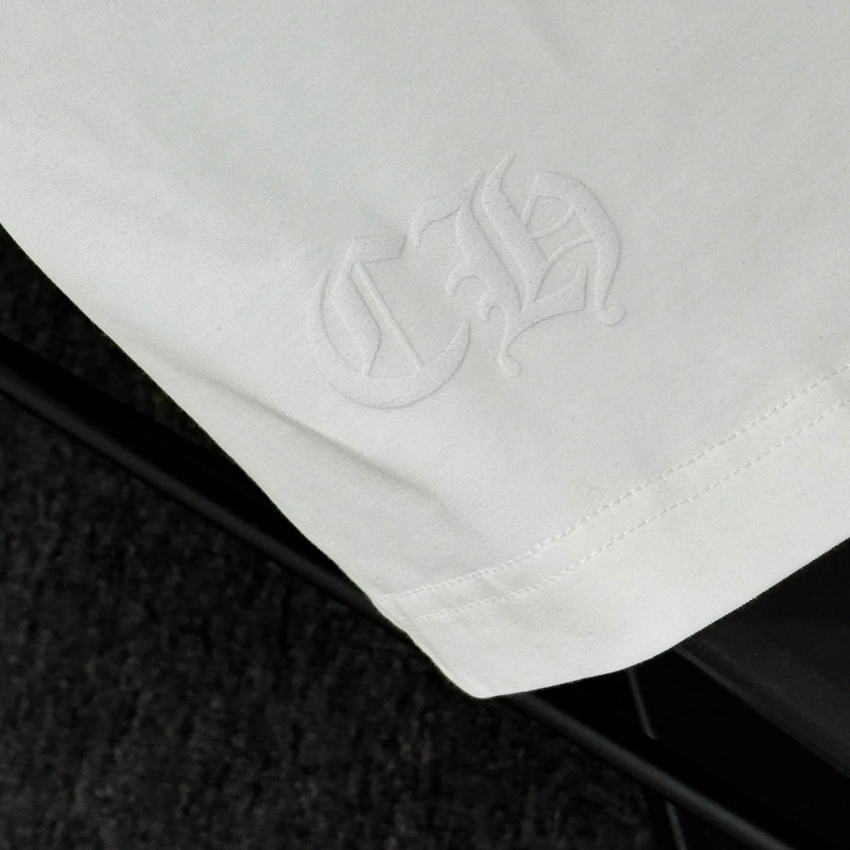 P170 Chrome Hearts Chrome Hearts 25 high version. The fabric is made of 300 grams of high-density pure cotton. It does not deform or shrink. It has three labels. It is the same style for men and women. Technology: suede foam printing. Color: white, black. SIZE: S-XL.